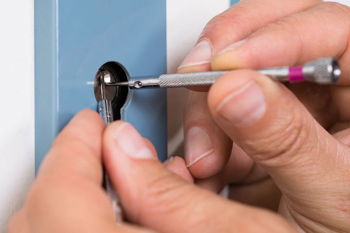 Instant, Home lockout service without incurring lock damage and always for an affordable rate.